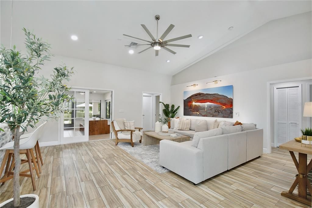 Под контрактом: $595,000 (4 спален, 3 ванн, 2638 Квадратных фут)