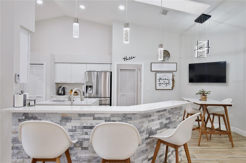 Под контрактом: $595,000 (4 спален, 3 ванн, 2638 Квадратных фут)