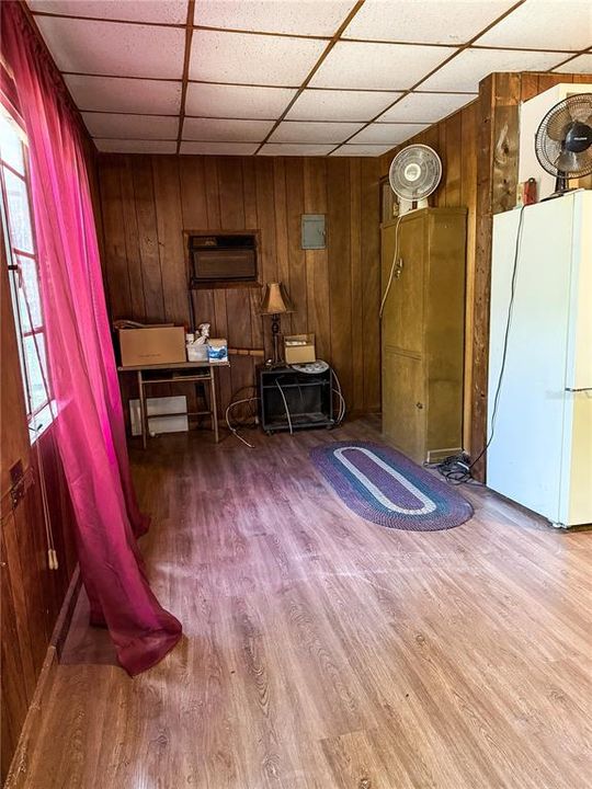 For Sale: $85,000 (2 beds, 1 baths, 450 Square Feet)