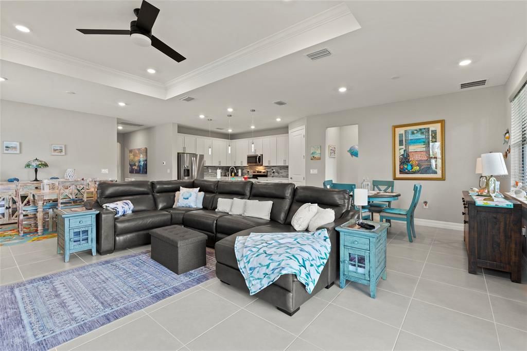 En Venta: $439,900 (3 camas, 2 baños, 2215 Pies cuadrados)