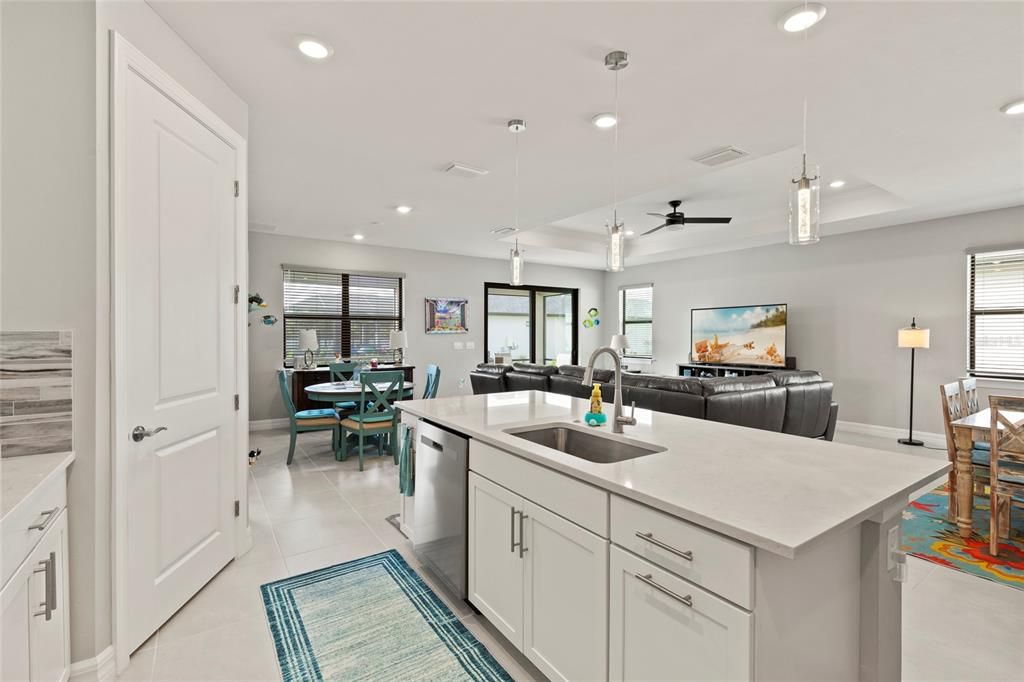 En Venta: $439,900 (3 camas, 2 baños, 2215 Pies cuadrados)