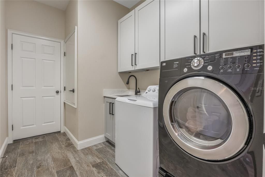 Под контрактом: $559,900 (4 спален, 2 ванн, 2530 Квадратных фут)