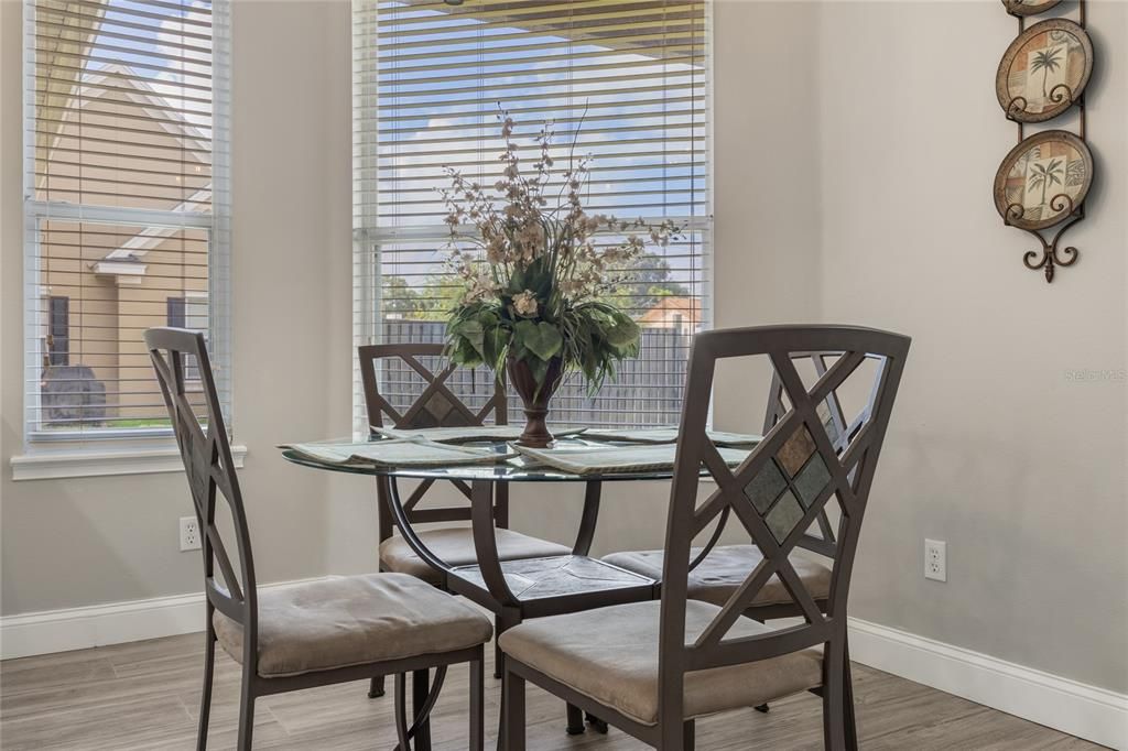 Под контрактом: $559,900 (4 спален, 2 ванн, 2530 Квадратных фут)