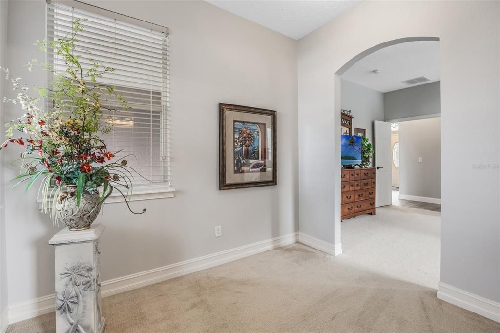 Под контрактом: $559,900 (4 спален, 2 ванн, 2530 Квадратных фут)