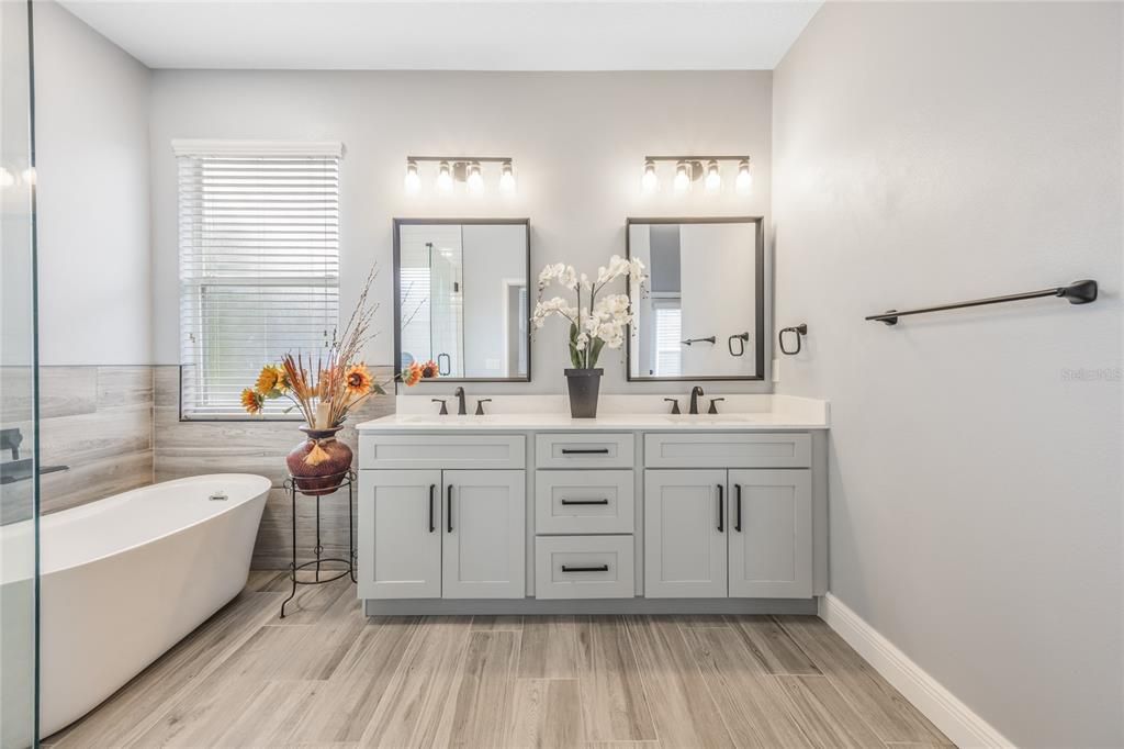 Под контрактом: $559,900 (4 спален, 2 ванн, 2530 Квадратных фут)