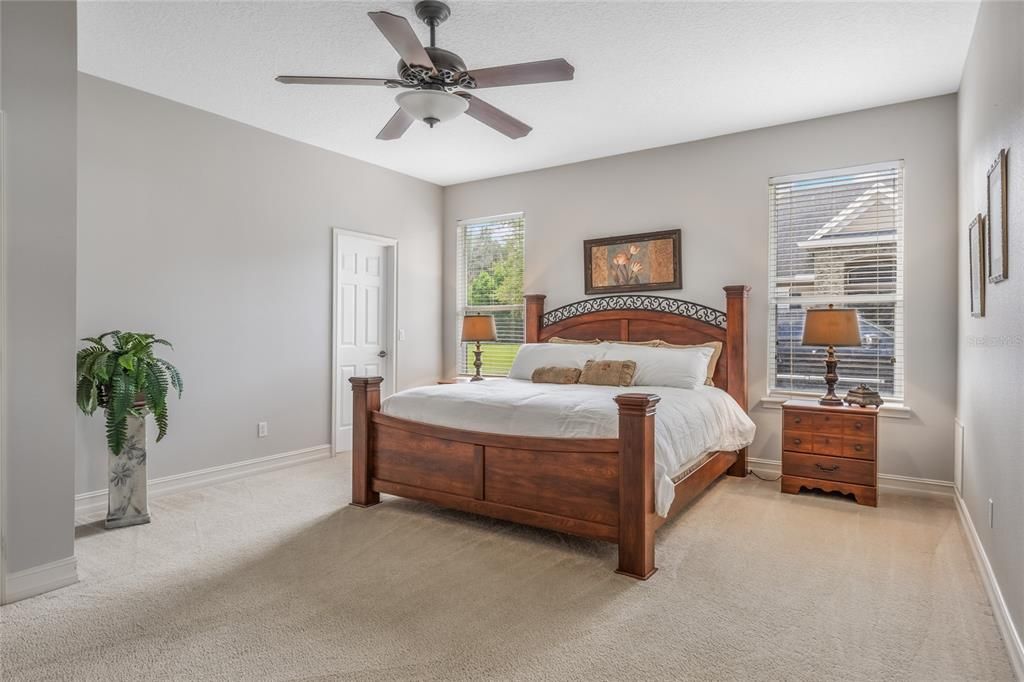 Под контрактом: $559,900 (4 спален, 2 ванн, 2530 Квадратных фут)