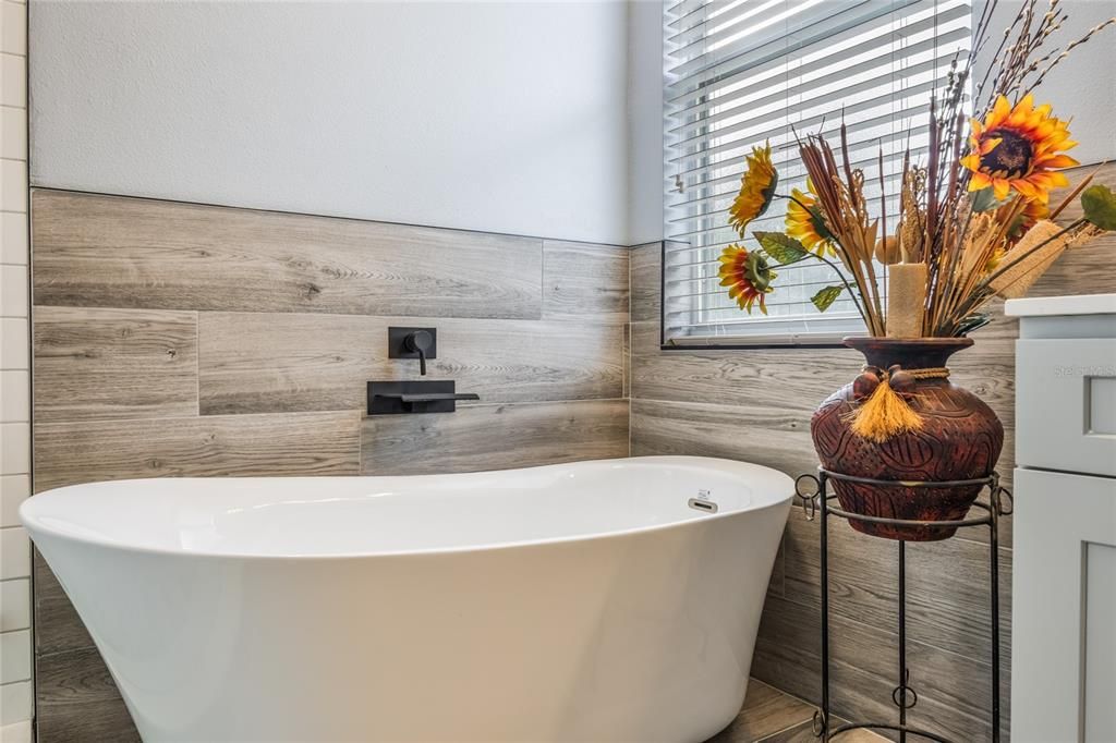 Под контрактом: $559,900 (4 спален, 2 ванн, 2530 Квадратных фут)