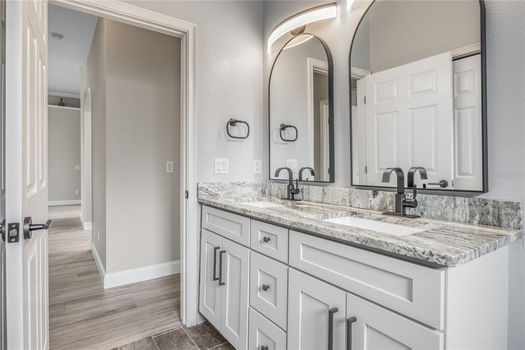 Под контрактом: $559,900 (4 спален, 2 ванн, 2530 Квадратных фут)