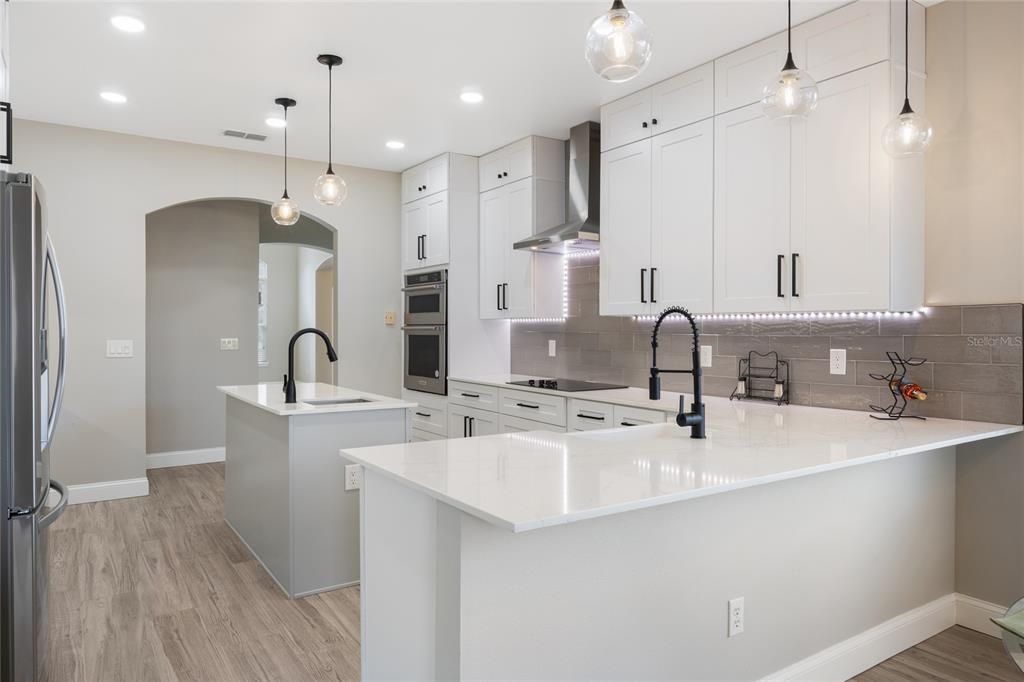 Под контрактом: $559,900 (4 спален, 2 ванн, 2530 Квадратных фут)