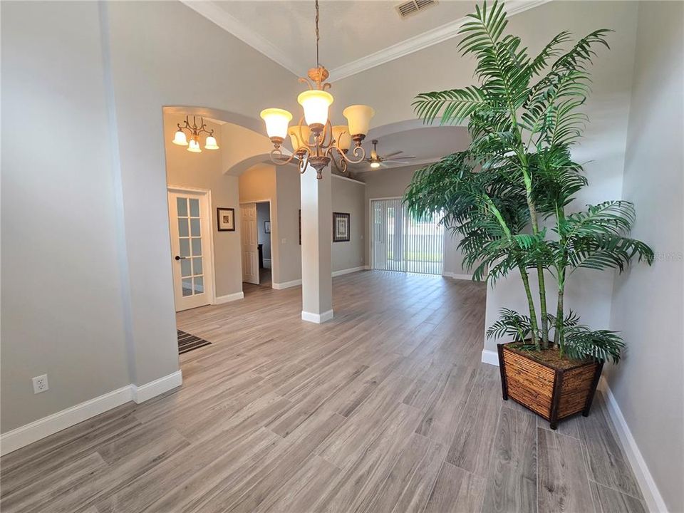 Под контрактом: $559,900 (4 спален, 2 ванн, 2530 Квадратных фут)