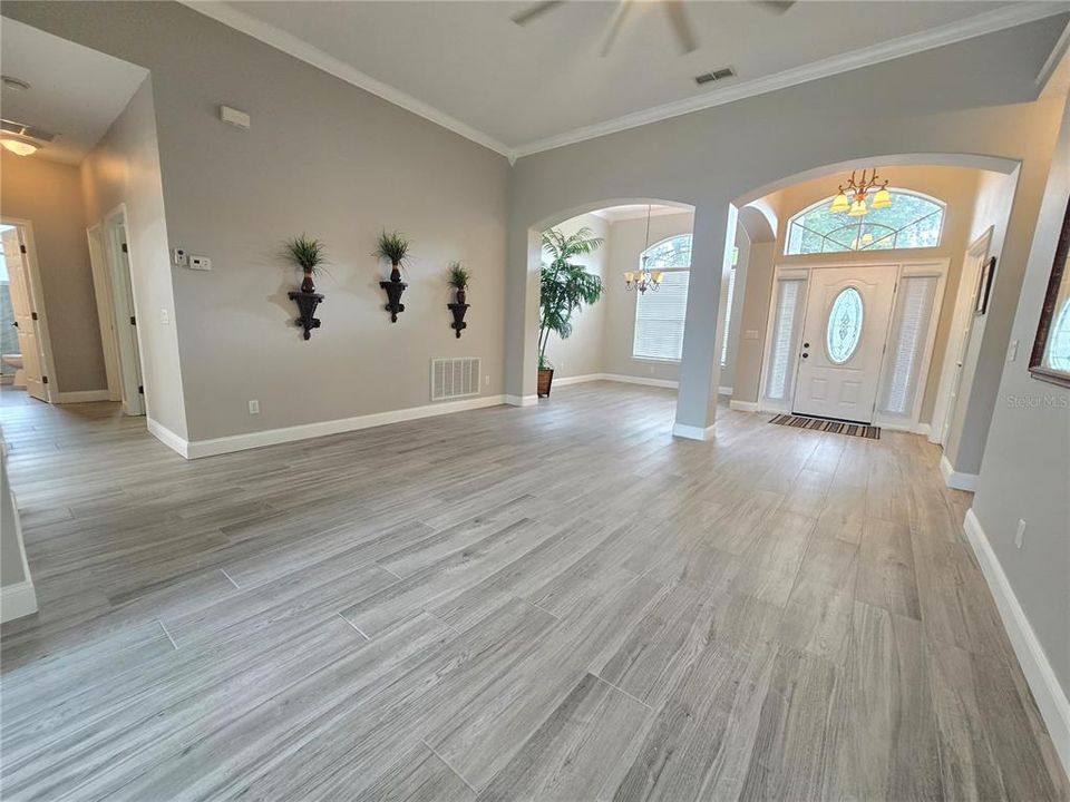 Под контрактом: $559,900 (4 спален, 2 ванн, 2530 Квадратных фут)