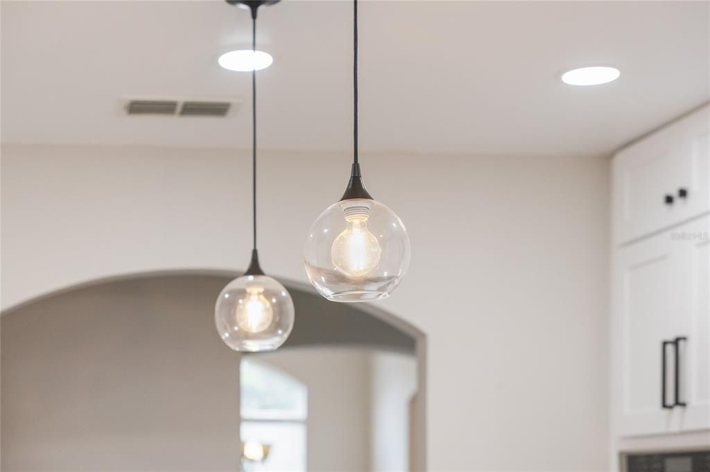 Под контрактом: $559,900 (4 спален, 2 ванн, 2530 Квадратных фут)