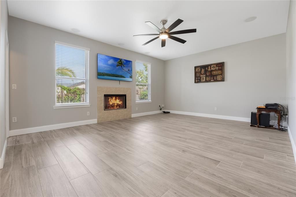 Под контрактом: $559,900 (4 спален, 2 ванн, 2530 Квадратных фут)