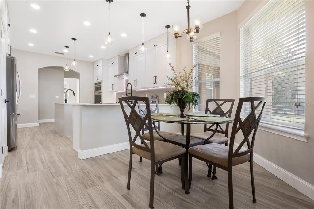 Под контрактом: $559,900 (4 спален, 2 ванн, 2530 Квадратных фут)