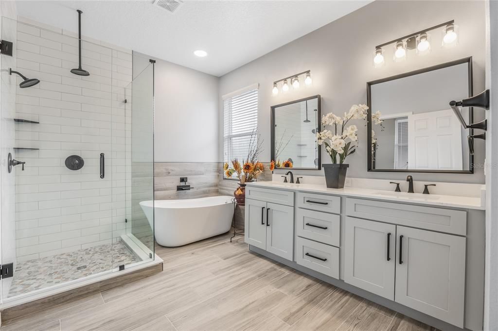 Под контрактом: $559,900 (4 спален, 2 ванн, 2530 Квадратных фут)