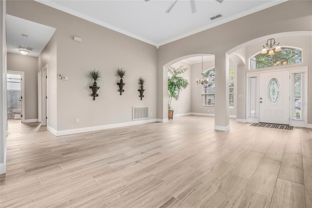 Под контрактом: $559,900 (4 спален, 2 ванн, 2530 Квадратных фут)