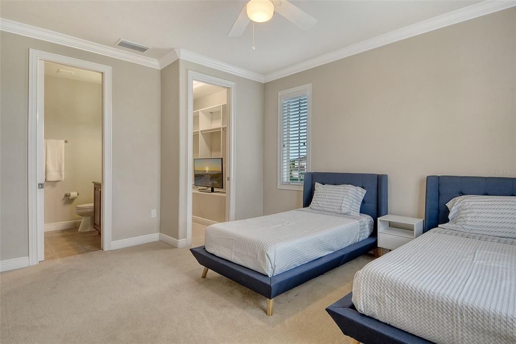 出租: $29,000 (5 贝兹, 5 浴室, 4858 平方英尺)