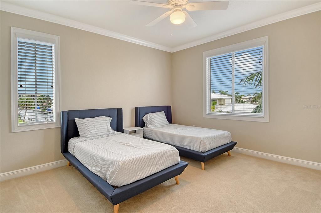 出租: $29,000 (5 贝兹, 5 浴室, 4858 平方英尺)