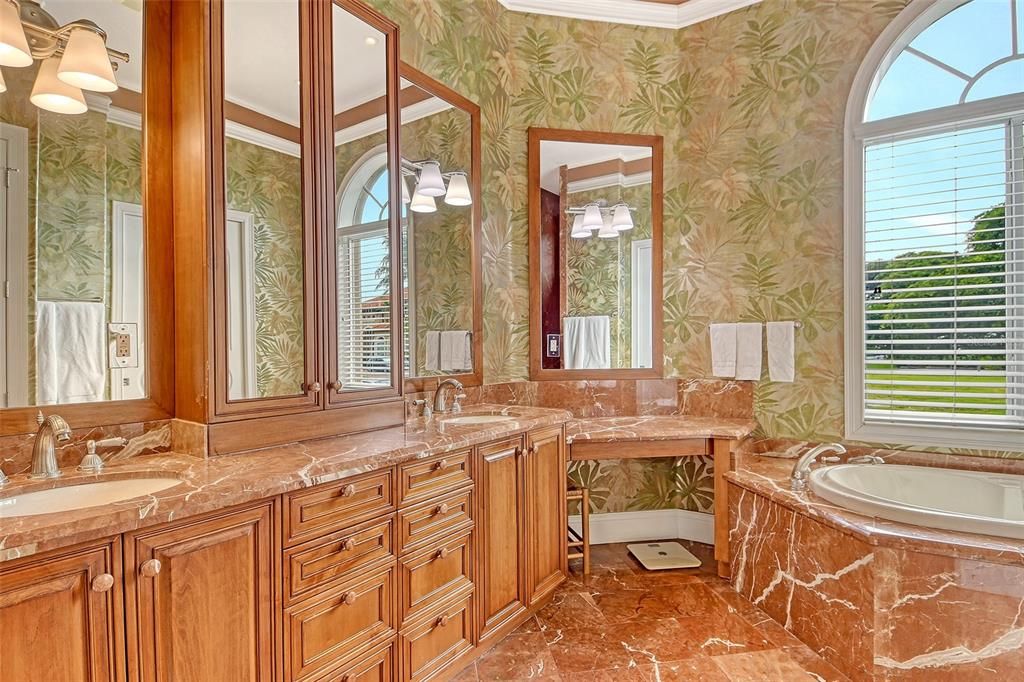 出租: $29,000 (5 贝兹, 5 浴室, 4858 平方英尺)