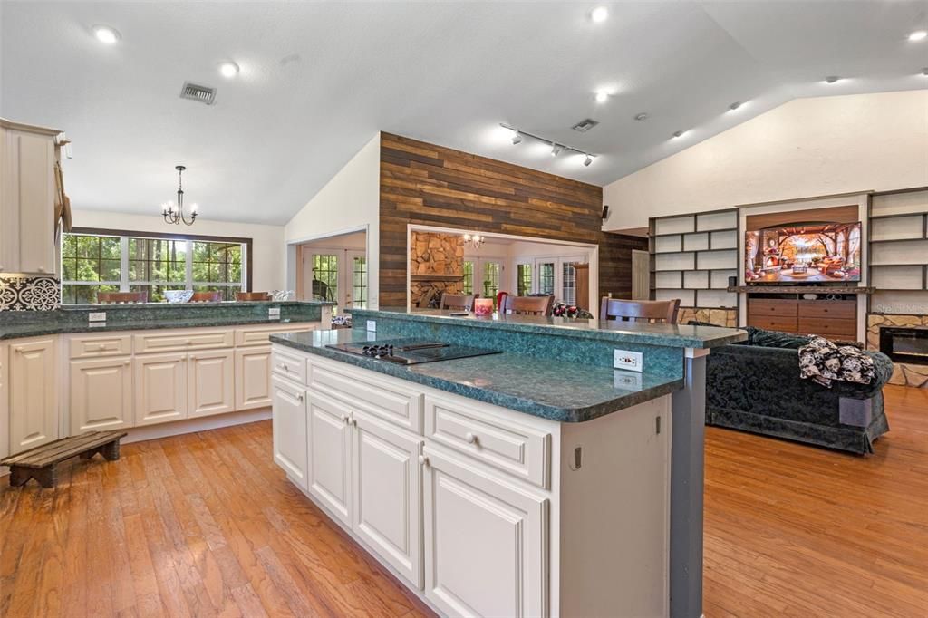 На продажу: $635,000 (3 спален, 2 ванн, 2640 Квадратных фут)