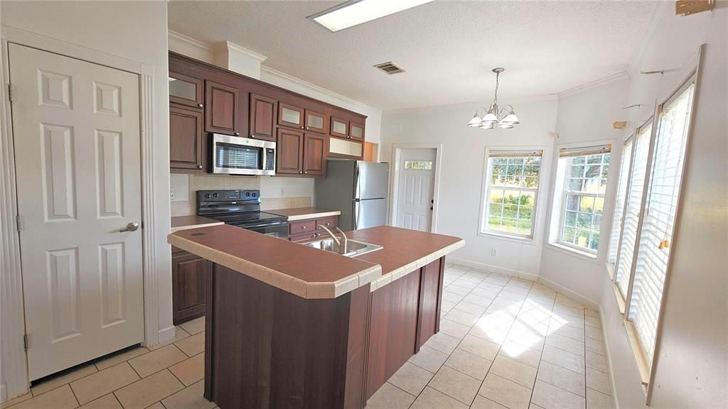 En Venta: $359,000 (3 camas, 2 baños, 1144 Pies cuadrados)