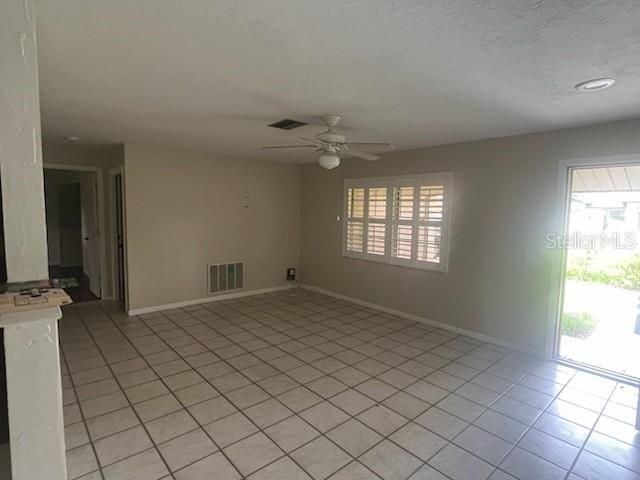 合同活跃: $239,000 (2 贝兹, 2 浴室, 1235 平方英尺)