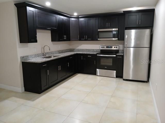 出租: $1,800 (2 贝兹, 1 浴室, 900 平方英尺)