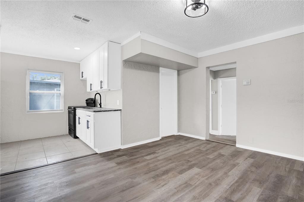 Active With Contract: $245,000 (3 beds, 1 baths, 966 Square Feet)