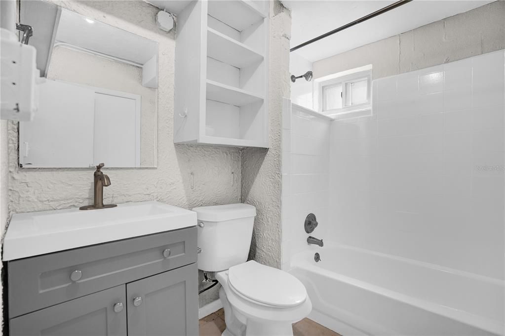 Active With Contract: $245,000 (3 beds, 1 baths, 966 Square Feet)