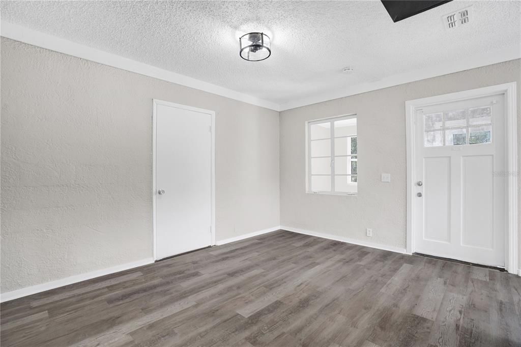 Active With Contract: $245,000 (3 beds, 1 baths, 966 Square Feet)