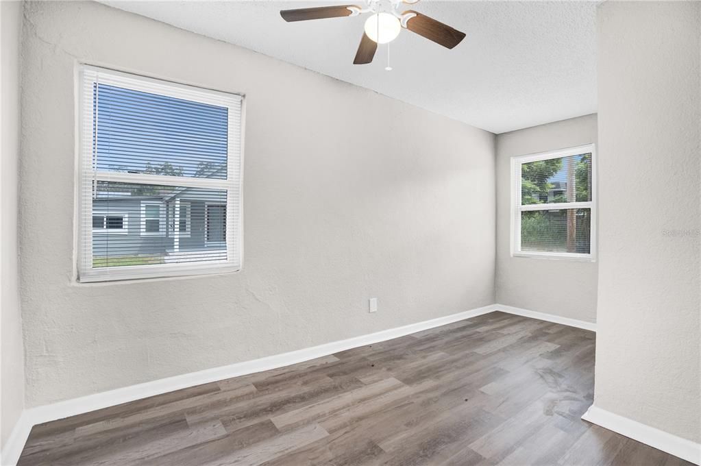 Active With Contract: $245,000 (3 beds, 1 baths, 966 Square Feet)