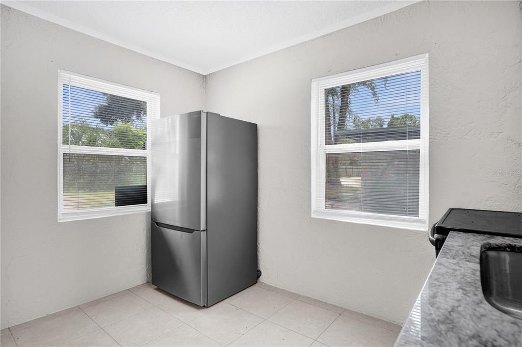 Active With Contract: $245,000 (3 beds, 1 baths, 966 Square Feet)