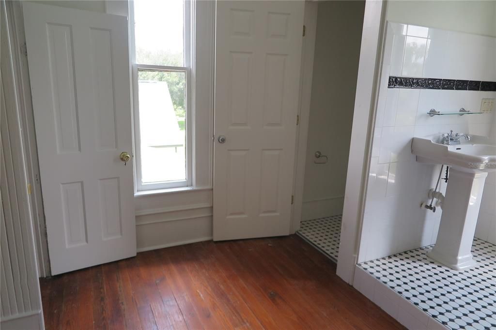 En Venta: $334,900 (5 camas, 6 baños, 4103 Pies cuadrados)