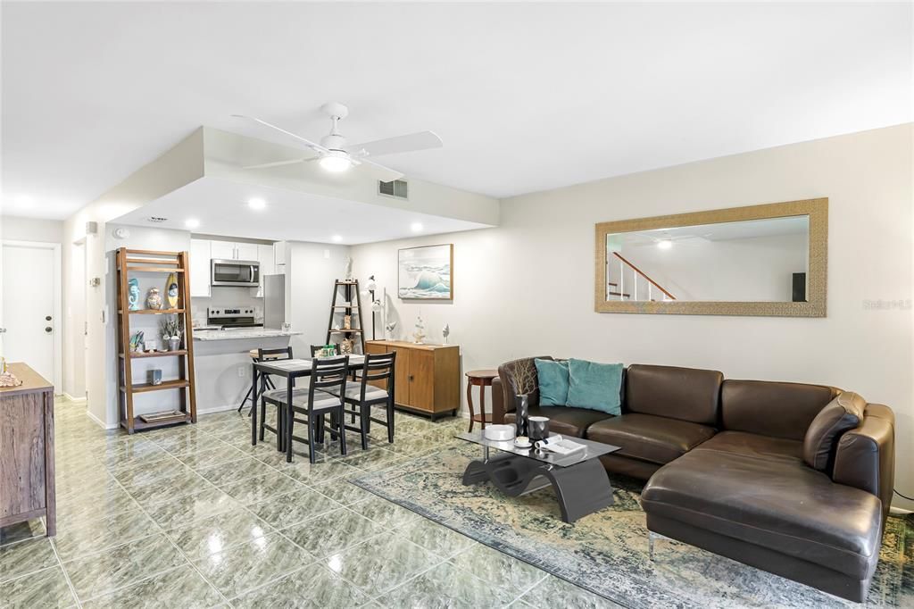 合同活跃: $194,000 (2 贝兹, 2 浴室, 1343 平方英尺)