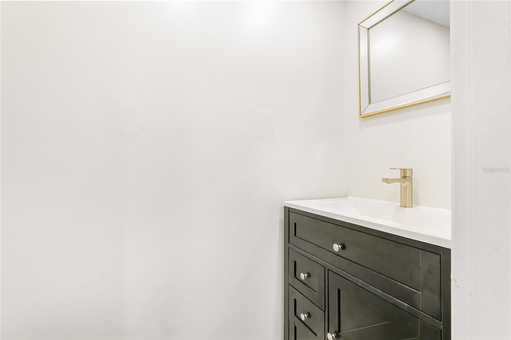 合同活跃: $194,000 (2 贝兹, 2 浴室, 1343 平方英尺)