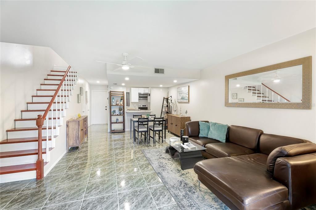 合同活跃: $194,000 (2 贝兹, 2 浴室, 1343 平方英尺)