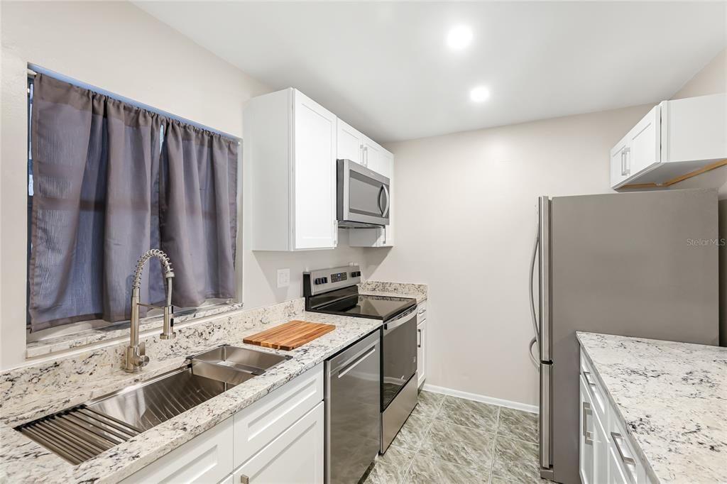 合同活跃: $194,000 (2 贝兹, 2 浴室, 1343 平方英尺)