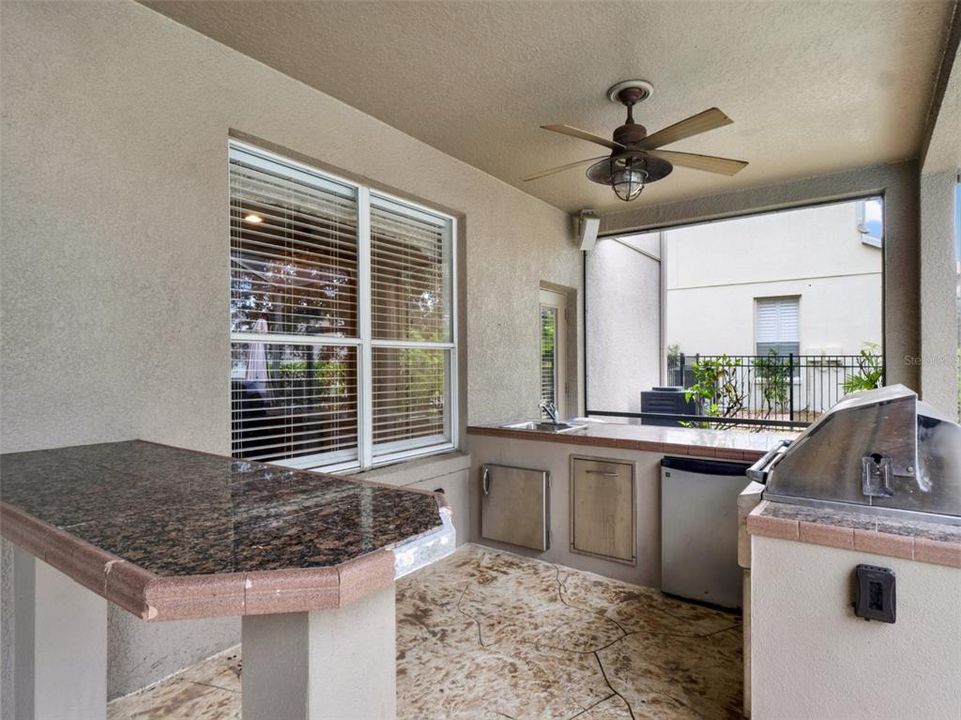 Activo con contrato: $950,000 (5 camas, 3 baños, 4089 Pies cuadrados)