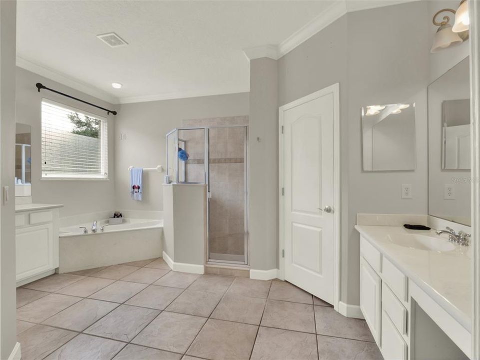 Activo con contrato: $950,000 (5 camas, 3 baños, 4089 Pies cuadrados)