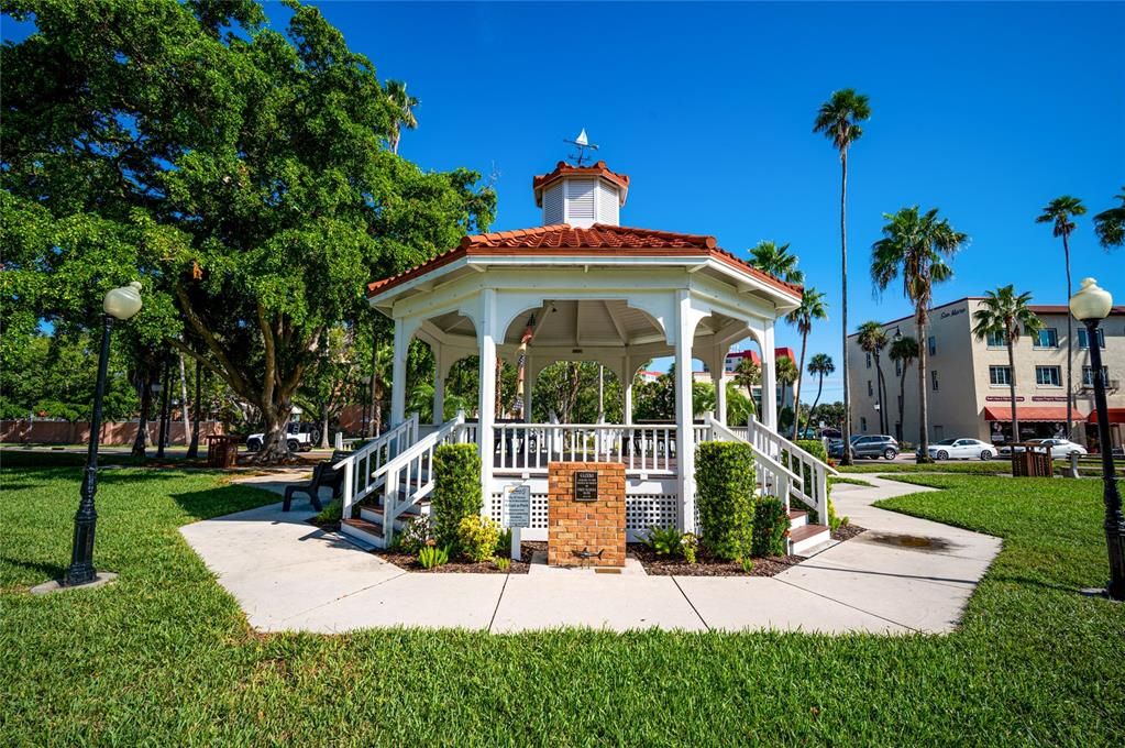 合同活跃: $125,000 (1 贝兹, 1 浴室, 624 平方英尺)