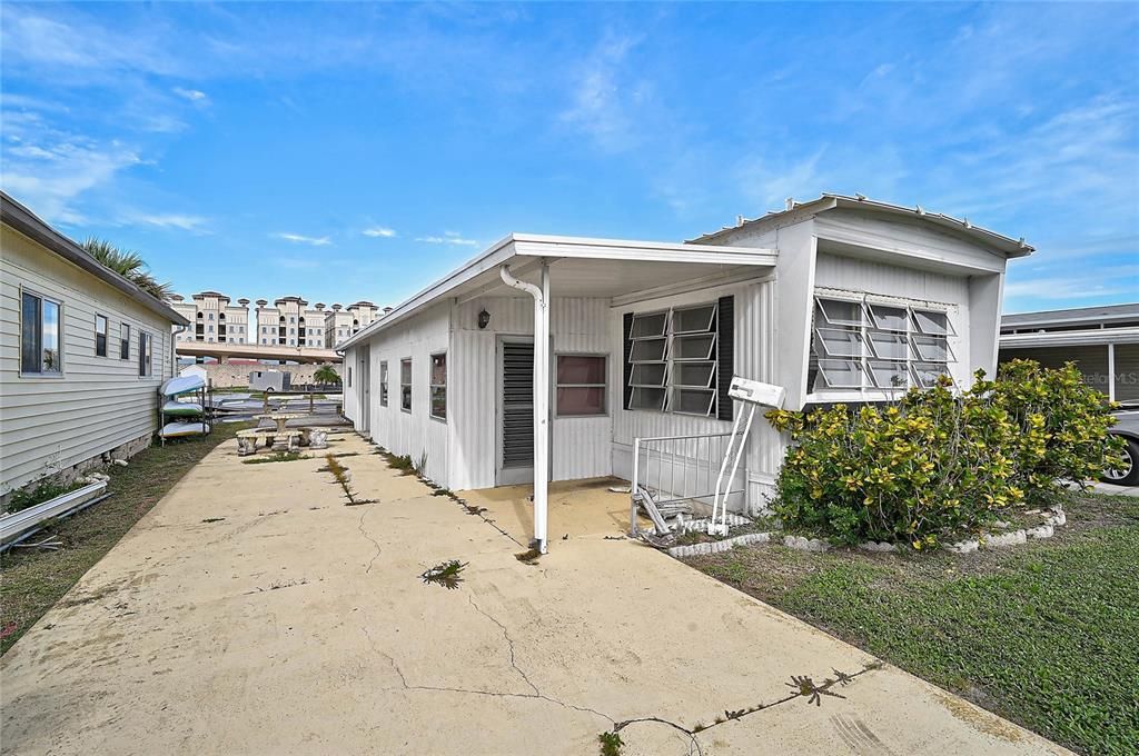 合同活跃: $125,000 (1 贝兹, 1 浴室, 624 平方英尺)