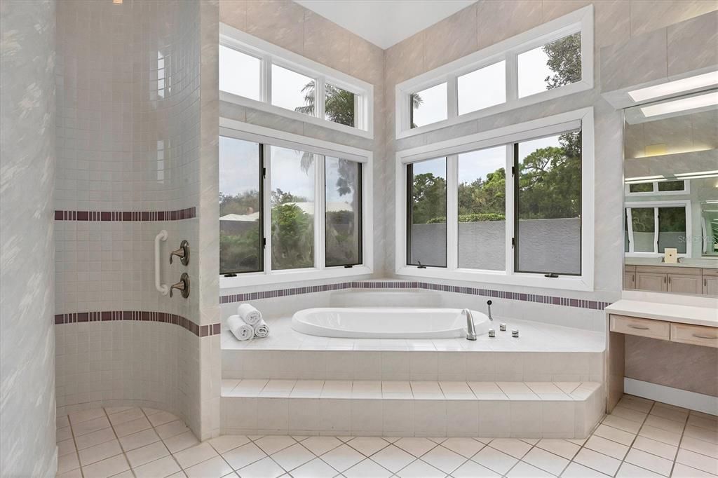 合同活跃: $1,300,000 (3 贝兹, 3 浴室, 4131 平方英尺)