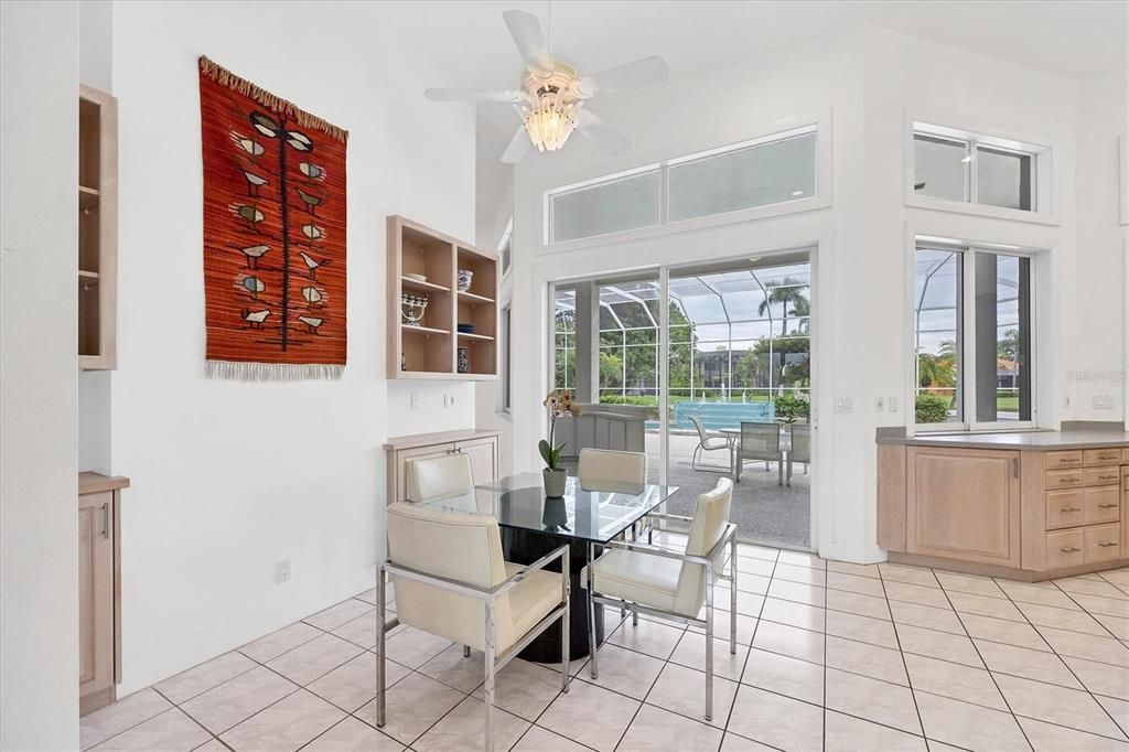 合同活跃: $1,300,000 (3 贝兹, 3 浴室, 4131 平方英尺)