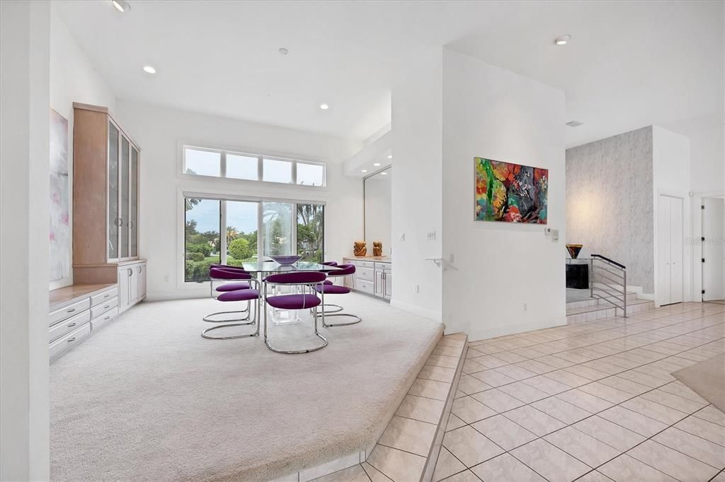 合同活跃: $1,300,000 (3 贝兹, 3 浴室, 4131 平方英尺)