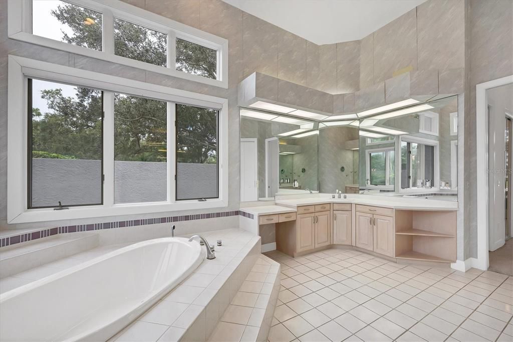 合同活跃: $1,300,000 (3 贝兹, 3 浴室, 4131 平方英尺)