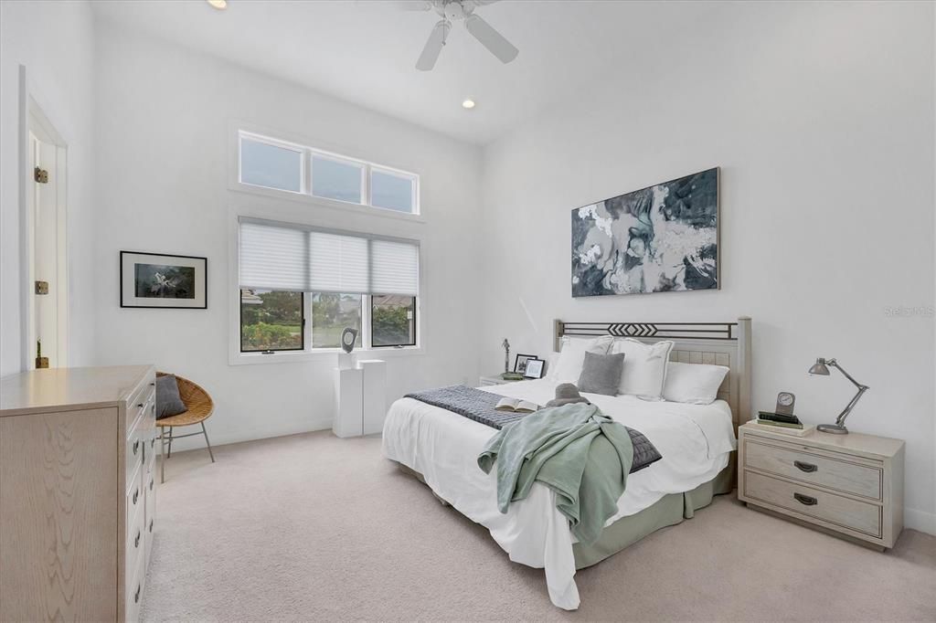 合同活跃: $1,300,000 (3 贝兹, 3 浴室, 4131 平方英尺)