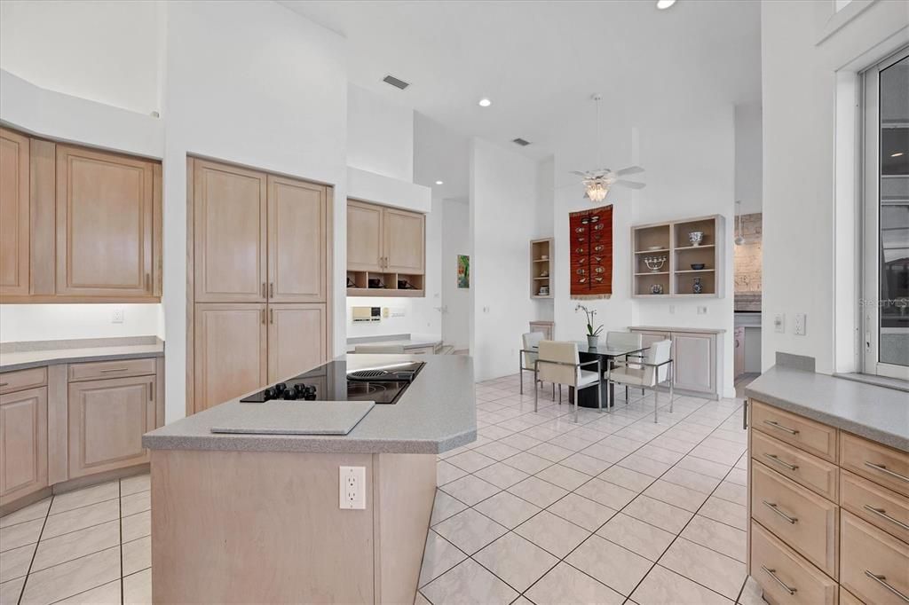 合同活跃: $1,300,000 (3 贝兹, 3 浴室, 4131 平方英尺)