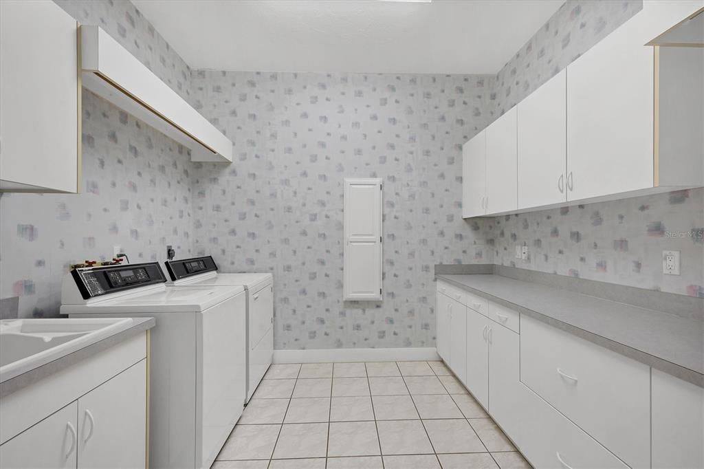 合同活跃: $1,300,000 (3 贝兹, 3 浴室, 4131 平方英尺)