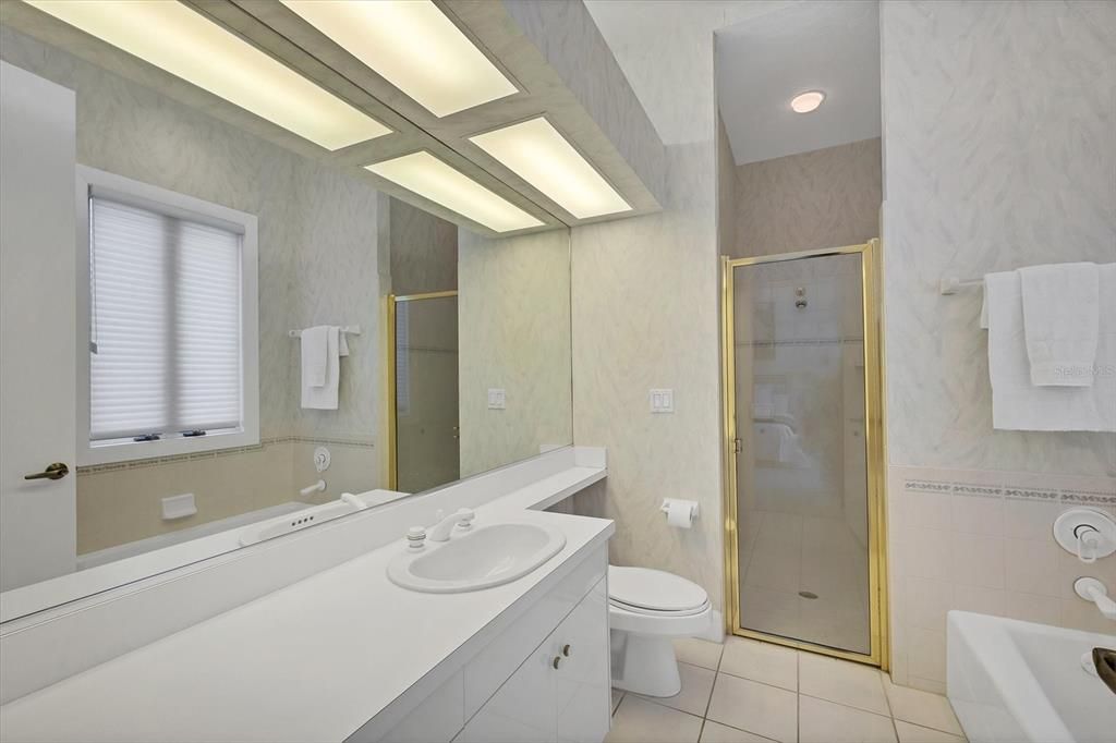 合同活跃: $1,300,000 (3 贝兹, 3 浴室, 4131 平方英尺)