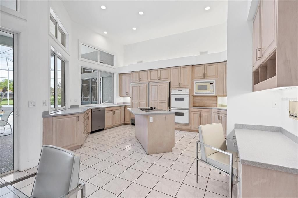 合同活跃: $1,300,000 (3 贝兹, 3 浴室, 4131 平方英尺)